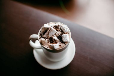 Şehir içinde rahat kafe. Kahve içecek şiddetle canlandırmak. Amerikan, cappuccino veya latte vardır en lezzetli içecekler.