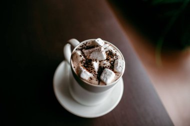 Şehir içinde rahat kafe. Kahve içecek şiddetle canlandırmak. Amerikan, cappuccino veya latte vardır en lezzetli içecekler.