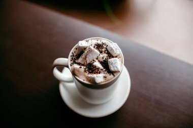 Şehir içinde rahat kafe. Kahve içecek şiddetle canlandırmak. Amerikan, cappuccino veya latte vardır en lezzetli içecekler.