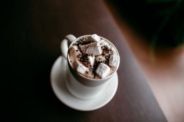 Şehir içinde rahat kafe. Kahve içecek şiddetle canlandırmak. Amerikan, cappuccino veya latte vardır en lezzetli içecekler.