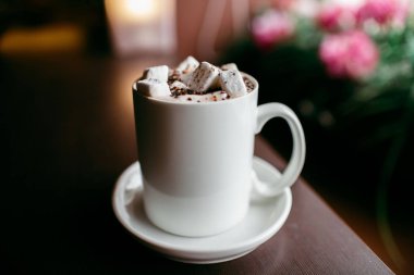 Şehir içinde rahat kafe. Kahve içecek şiddetle canlandırmak. Amerikan, cappuccino veya latte vardır en lezzetli içecekler.