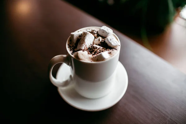 舒适的咖啡厅在城市 咖啡饮料强烈地焕发活力 卡布奇诺或拿铁是最美味的饮料 — 图库照片