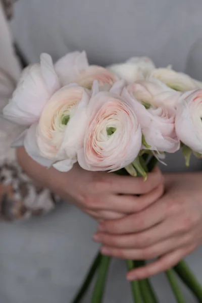 Квітка Масляної Чаші Руках Флориста Квітковому Магазині — стокове фото