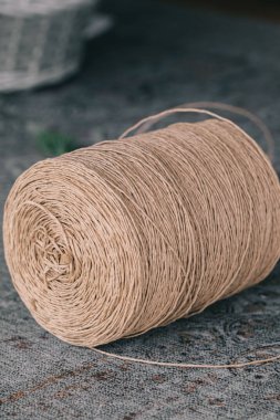 Sicim masanın üzerinde bir dizi.