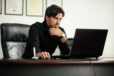 Ofisteki adam. İş yerinde çalışan. Bilgisayar adam. Şirket Başkanı ona e-postayla gönderilen raporlar kez.