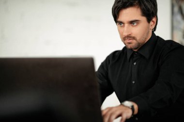 Ofisteki adam. İş yerinde çalışan. Bilgisayar adam. Şirket Başkanı ona e-postayla gönderilen raporlar kez.