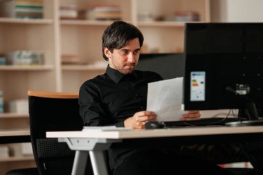 Ofisteki adam. İş yerinde çalışan. Bilgisayar adam. Şirket Başkanı ona e-postayla gönderilen raporlar kez.