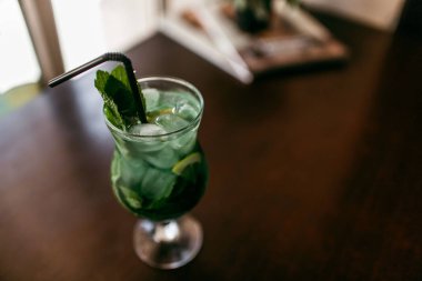 Mojito kokteyl alkolsüz kokteyl cam yiyecek. Ahşap bir masaya.