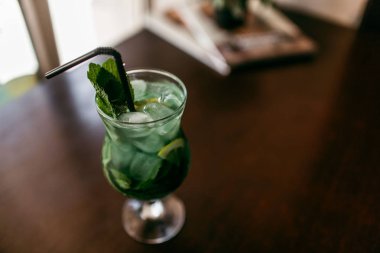 Mojito kokteyl alkolsüz kokteyl cam yiyecek. Ahşap bir masaya.