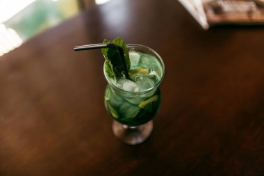Mojito kokteyl alkolsüz kokteyl cam yiyecek. Ahşap bir masaya.
