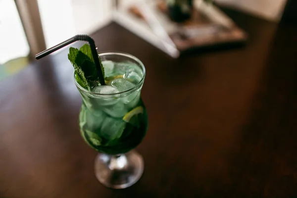 Mojito Cocktail Non Alcoholische Cocktail Glas Boodschappen Een Houten Tafel — Stockfoto