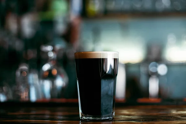 Cerveza Negra Stout Supermercado Cristal Una Mesa Madera Bar —  Fotos de Stock