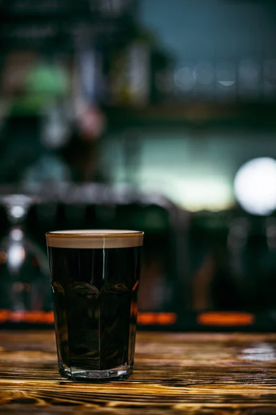 Cerveza Negra Stout Supermercado Cristal Una Mesa Madera Bar —  Fotos de Stock