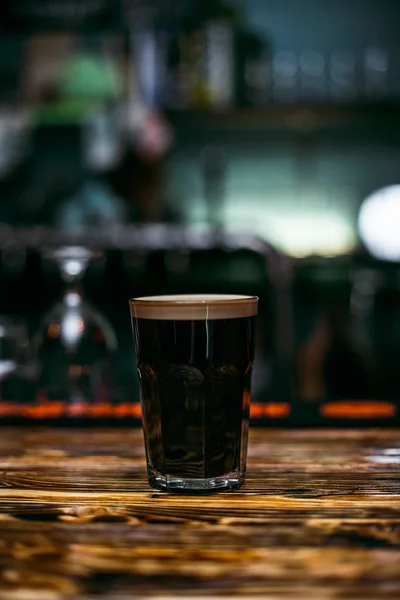 Donker Bier Stout Een Glas Supermarkt Een Houten Tafel Bar — Stockfoto