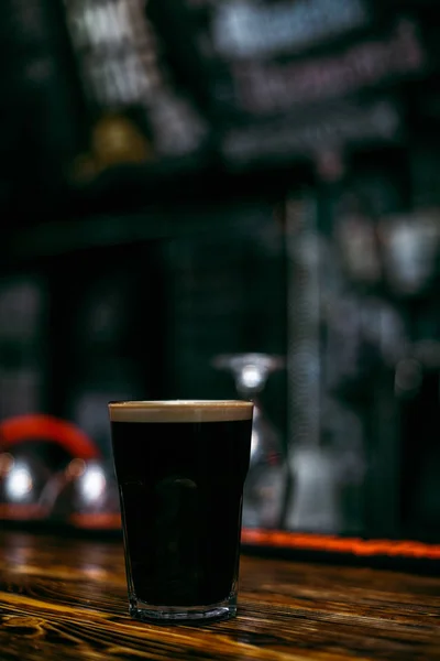 Cerveza Negra Stout Supermercado Cristal Una Mesa Madera Bar —  Fotos de Stock