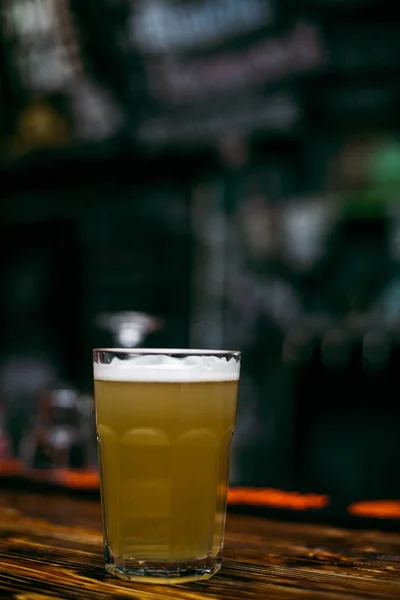 Light Bier Een Glas Supermarkt Een Houten Tafel Bar — Stockfoto