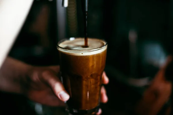 Donker Bier Stout Een Glas Supermarkt Een Houten Tafel Bar Stockafbeelding