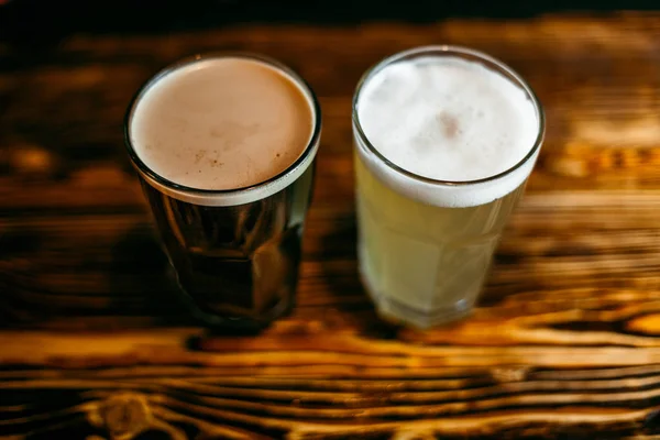 Donker Bier Stout Een Glas Supermarkt Een Houten Tafel Bar Rechtenvrije Stockfoto's