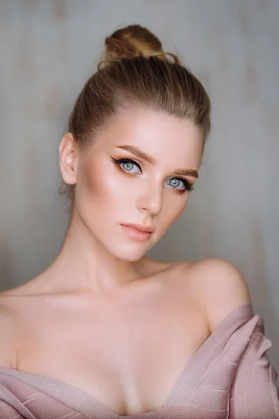 Retrato Estudio Una Encantadora Joven Rubia Con Ojos Azules Posando — Foto de Stock