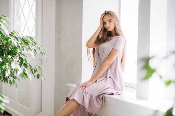 Niedliche Junge Blonde Frau Posiert Mode Rosa Kleid Blick Die — Stockfoto