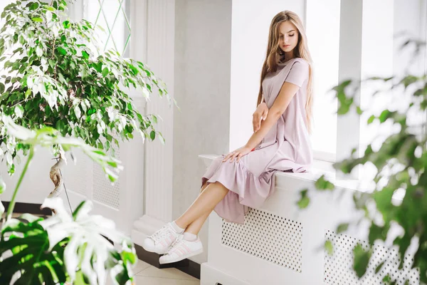 moda portre sevimli genç sarışın kadının pembe elbisenin içinde poz 
