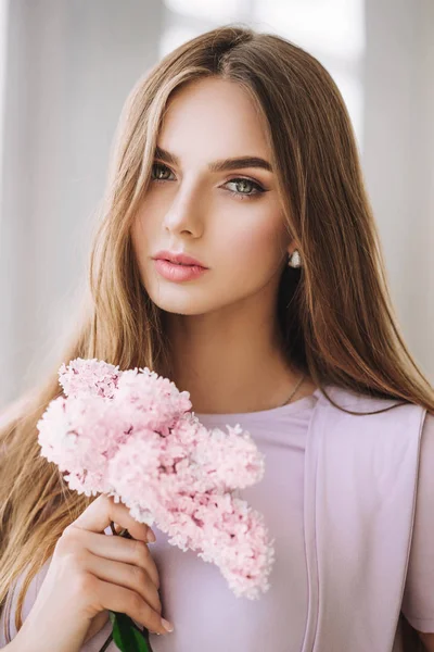 Vonzó Fiatal Szőke Pózol Rózsaszín Virágok Látszó Fényképezőgép Divat Portré — Stock Fotó