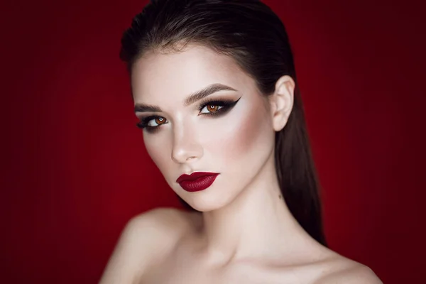 Retrato Moda Una Chica Con Maquillaje Sobre Fondo Rojo — Foto de Stock