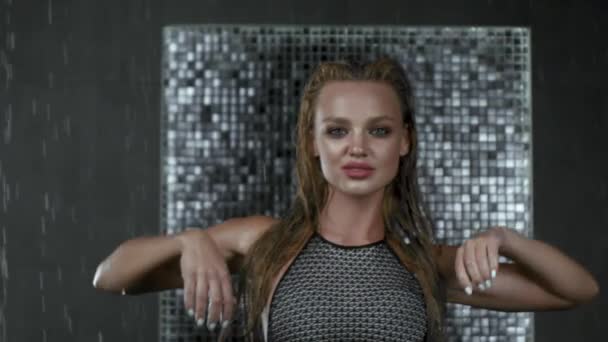 Piękna Sexy Dziewczyna Mokrych Włosów Pozowanie Strój Kąpielowy Pod Prysznicem — Wideo stockowe