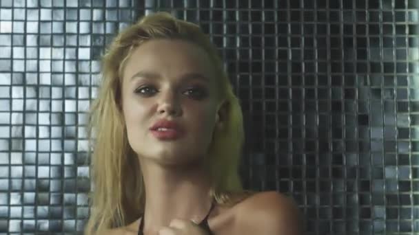 Menina Loira Sexy Bonita Com Cabelo Molhado Posando Maiô Chuveiro — Vídeo de Stock