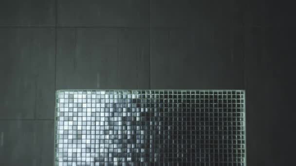 濡れた髪と美しいセクシーなブロンドの女の子 水の低下の下でシャワーで水着でポーズ スローモーション — ストック動画