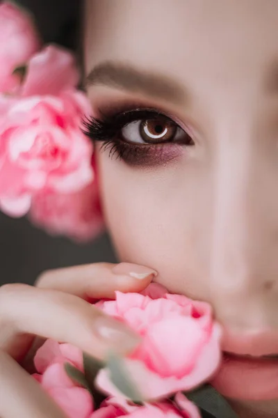 Schönheitsporträt Eines Schönen Mädchens Mit Make Und Blumen Makroaufnahme Studio — Stockfoto