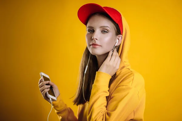 Beautiful Girl Listening Music Headphones Photo Studio Yellow Background — Stock Photo, Image