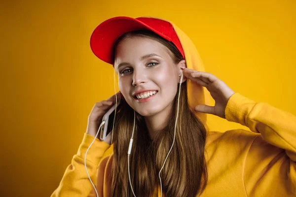 Beautiful Girl Listening Music Headphones Photo Studio Yellow Background — Stock Photo, Image