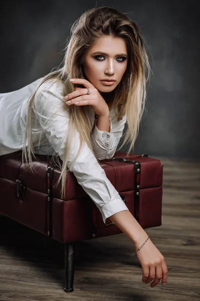 Hermosa Chica Camisa Blanca Lencería Estudio — Foto de Stock