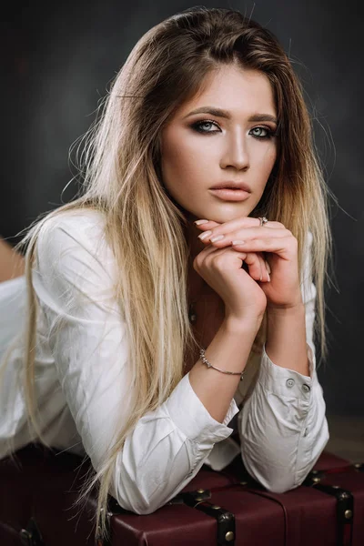 Hermosa Chica Camisa Blanca Lencería Estudio — Foto de Stock