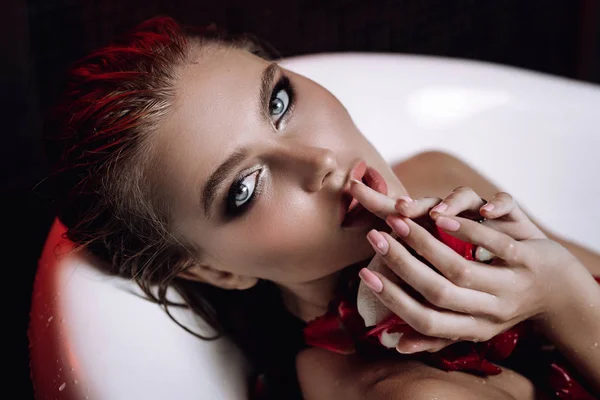 güzel seksi genç sarışın kadını banyo gül yaprakları ile