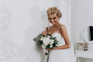 güzel seksi sarışın gelin. Beyaz Oda gelinlikli poz