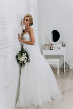 güzel seksi sarışın gelin. Beyaz Oda gelinlikli poz