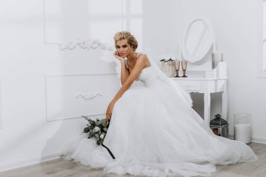 güzel seksi sarışın gelin. Beyaz Oda gelinlikli poz