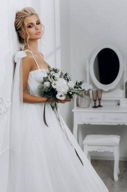 güzel seksi sarışın gelin. Beyaz Oda gelinlikli poz