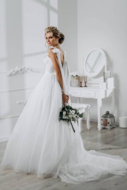 güzel seksi sarışın gelin. Beyaz Oda gelinlikli poz