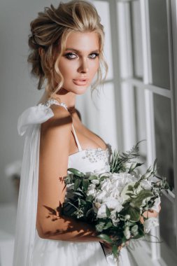 güzel seksi sarışın gelin. Beyaz Oda gelinlikli poz