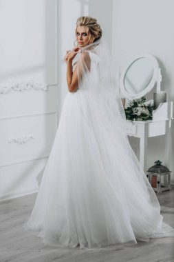 güzel seksi sarışın gelin. Beyaz Oda gelinlikli poz