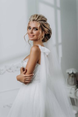 güzel seksi sarışın gelin. Beyaz Oda gelinlikli poz