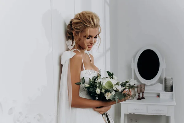 Красивая Сексуальная Блондинка Невеста Позирование Свадебном Платье Белой Комнате — стоковое фото