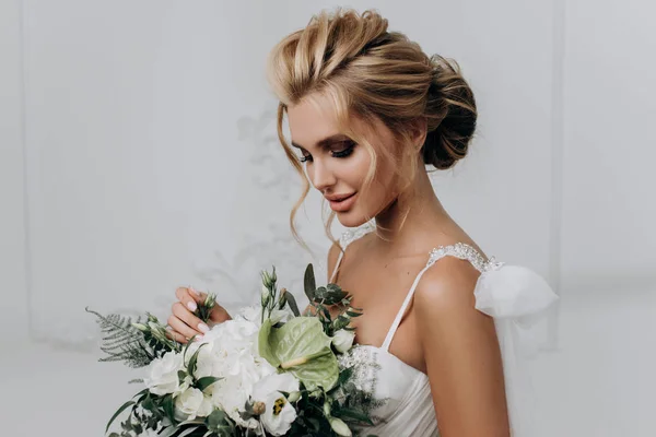 Krásné Sexy Blonde Nevěsta Pózuje Svatební Šaty Bílé Místnosti — Stock fotografie