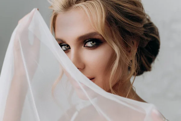 Schöne Sexy Blonde Braut Posiert Hochzeitskleid Weißen Zimmer — Stockfoto