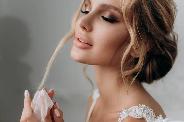 Schöne Sexy Blonde Braut Posiert Hochzeitskleid Weißen Zimmer — Stockfoto