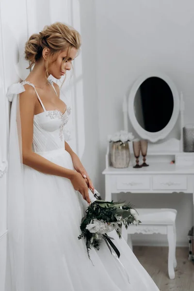 güzel seksi sarışın gelin. Beyaz Oda gelinlikli poz