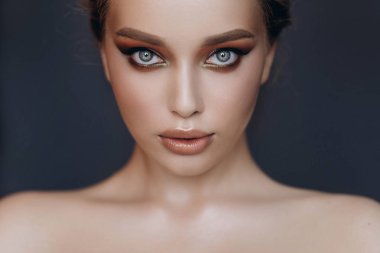 güzel sarışın kız makyaj studio poz ile